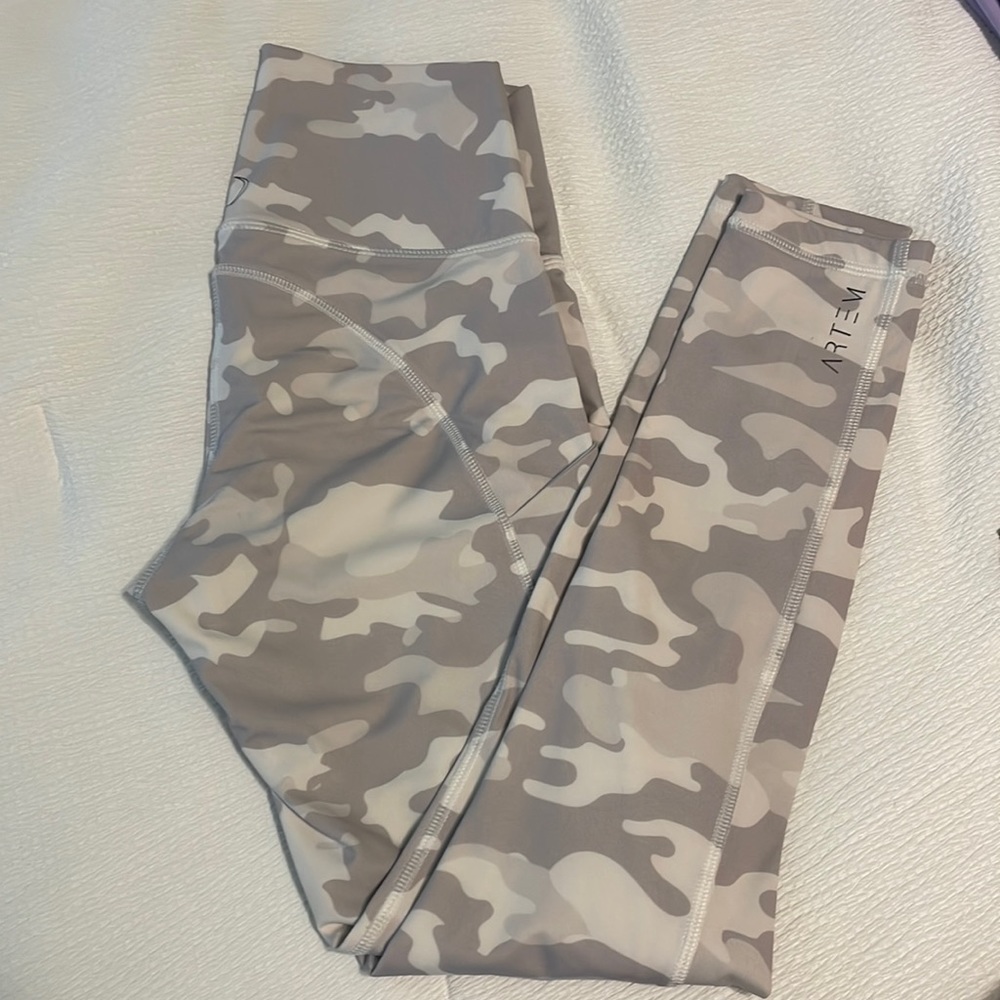 Artem white camo leggings size S